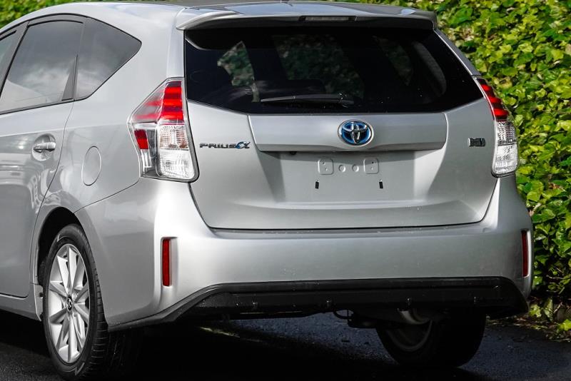 2014 Toyota Prius Alpha G Touring