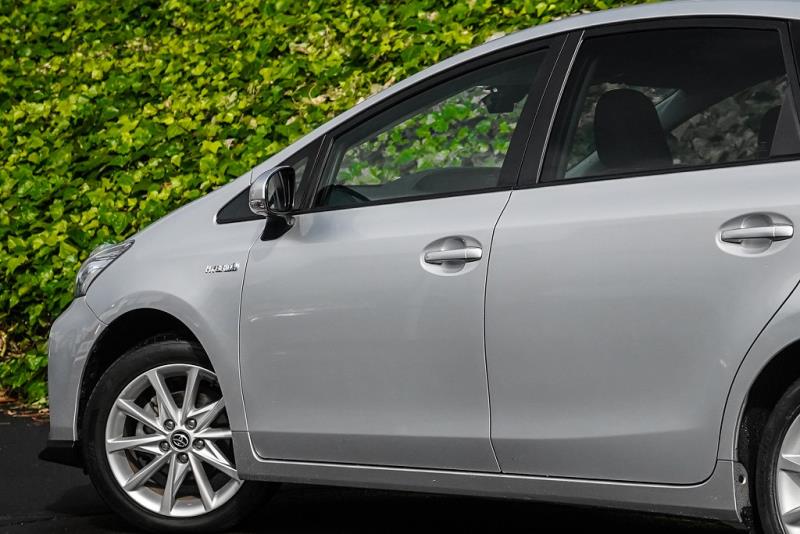 2014 Toyota Prius Alpha G Touring