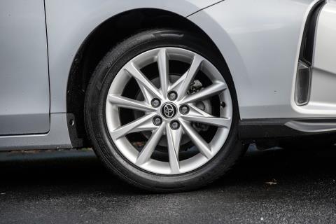 2014 Toyota Prius Alpha G Touring - Thumbnail