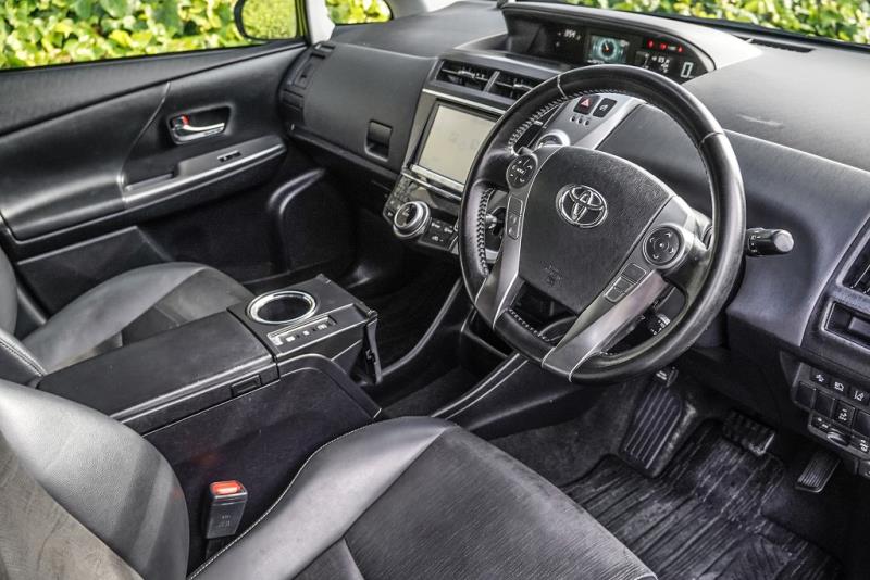 2014 Toyota Prius Alpha G Touring