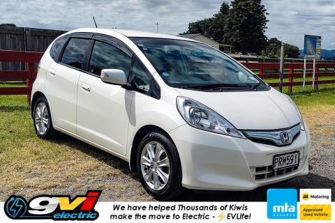 2010 Honda Fit S Hybrid / Jazz RS - Thumbnail