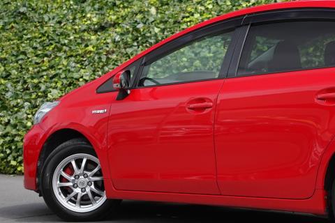 2016 Toyota Prius Alpha Hybrid - Thumbnail