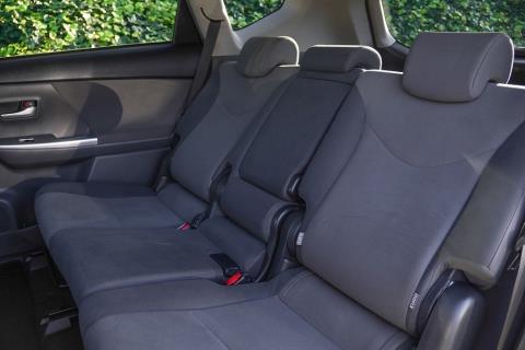 2014 Toyota Prius Alpha S - Thumbnail