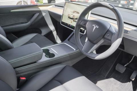 2024 Tesla Model Y RWD 60kWh - Thumbnail