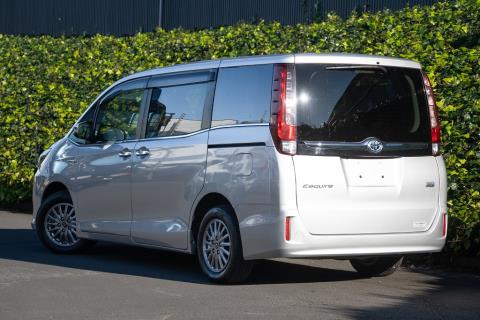2015 Toyota Noah / Esquire / Voxy - Thumbnail