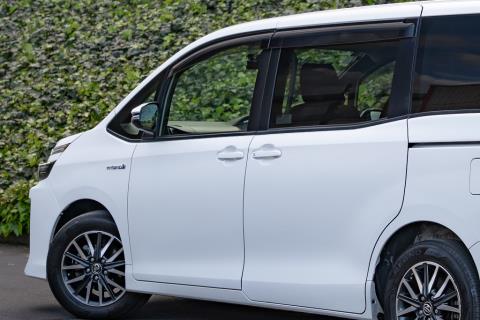 2016 Toyota Voxy V Hybrid / Noah - Thumbnail