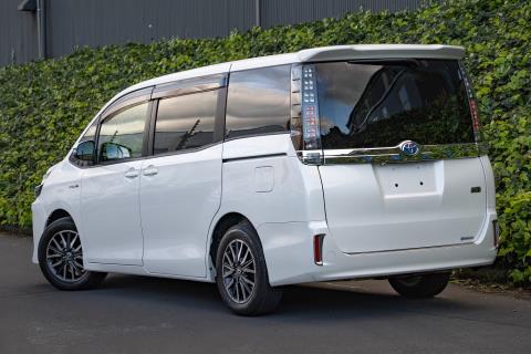 2016 Toyota Voxy V Hybrid / Noah - Thumbnail