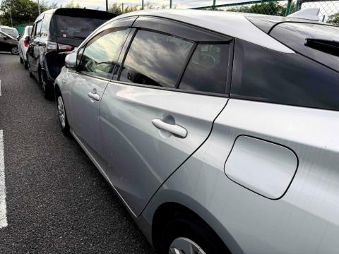 2016 Toyota Prius Hybrid S - Thumbnail
