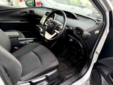 2016 Toyota Prius Hybrid S - Thumbnail