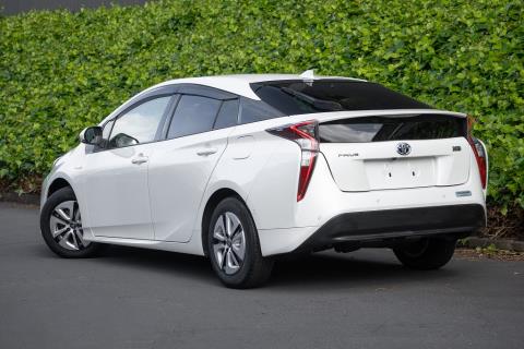 2018 Toyota Prius A Hybrid - Thumbnail