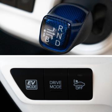 2017 Toyota Prius S Hybrid - Thumbnail