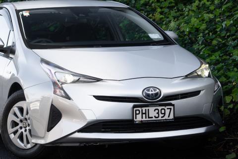 2017 Toyota Prius S Hybrid - Thumbnail