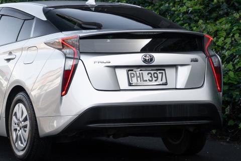 2017 Toyota Prius S Hybrid - Thumbnail