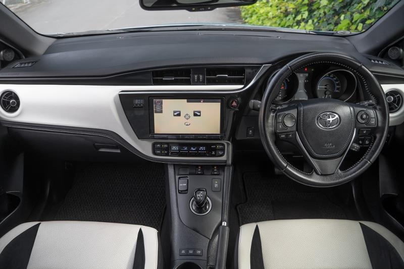 2016 Toyota Auris Hybrid / Corolla