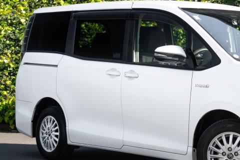 2015 Toyota Voxy X Hybrid / Noah X - Thumbnail