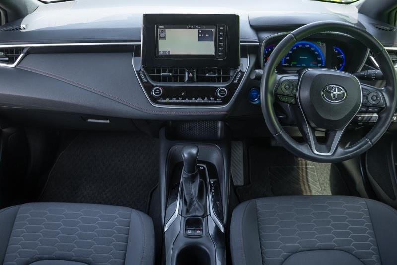 2018 Toyota Corolla Hybrid /  Auris