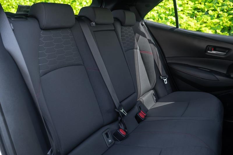 2018 Toyota Corolla Hybrid /  Auris
