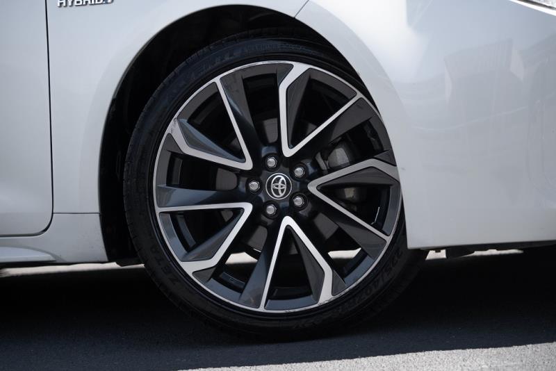 2018 Toyota Corolla Hybrid /  Auris
