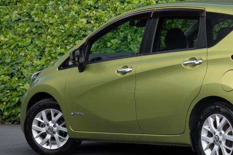 2018 Nissan Note e-Power X - Thumbnail